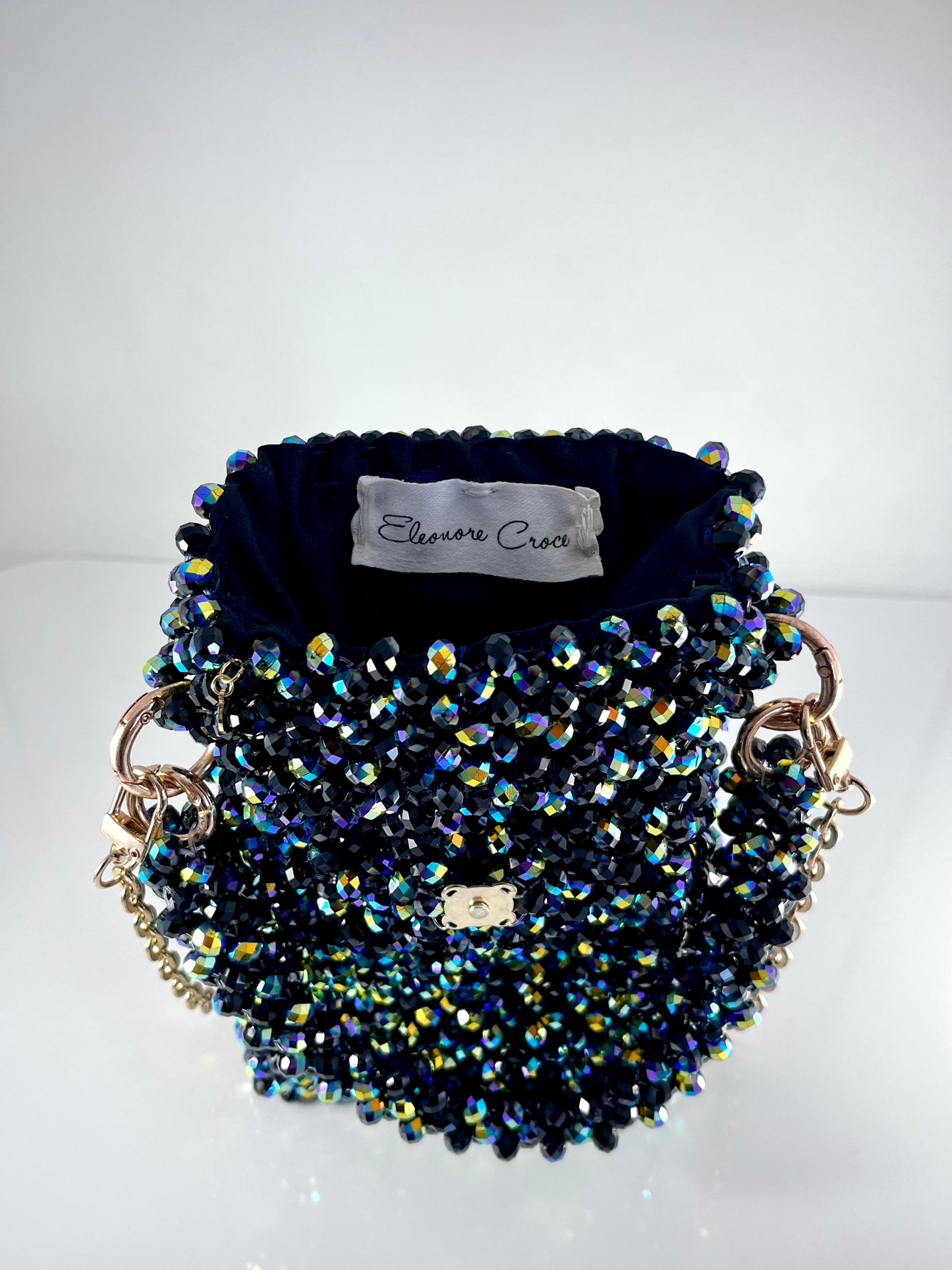 Pochette de téléphone en perles de cristal noires finition dorée avec doublure vue de l’intérieur - Eleonore Croce