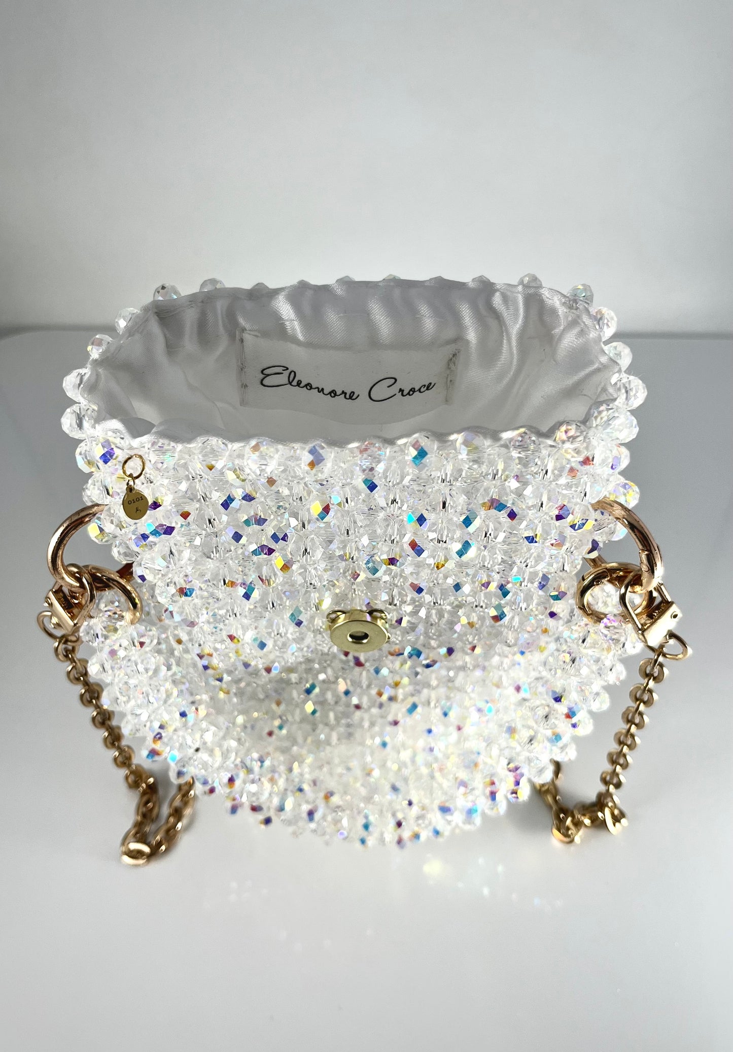 Pochette de téléphone en perles de cristal diamantées finition dorée avec doublure vue de l’intérieur - Eleonore Croce