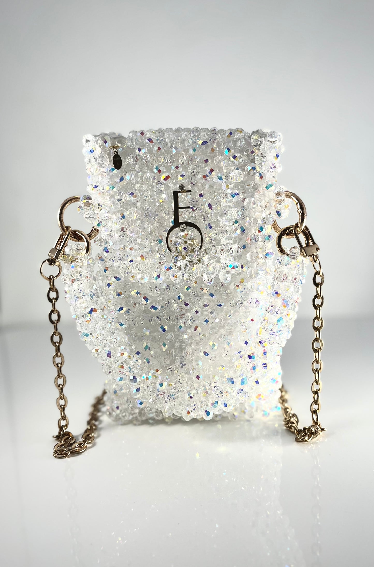 Pochette de téléphone en perles de cristal diamantées finition dorée avec doublure vue de face - Eleonore Croce