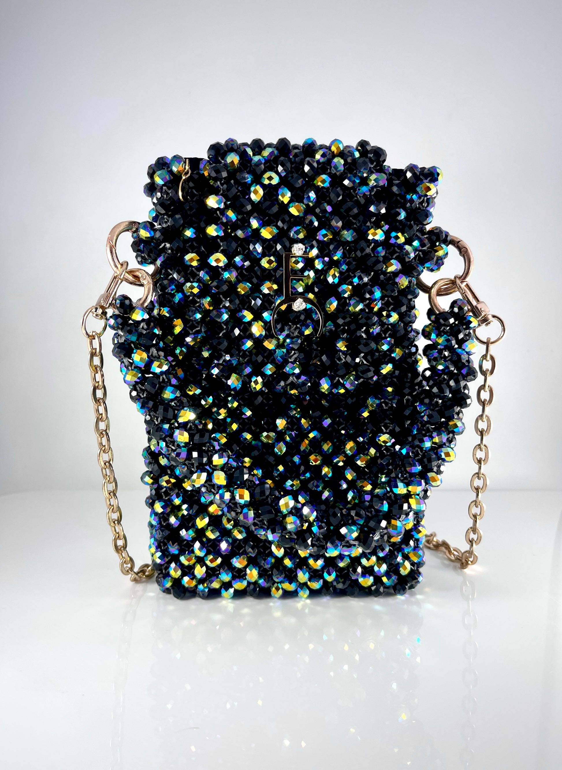 Pochette de téléphone en perles de cristal noires finition dorée avec doublure vue de face - Eleonore Croce 