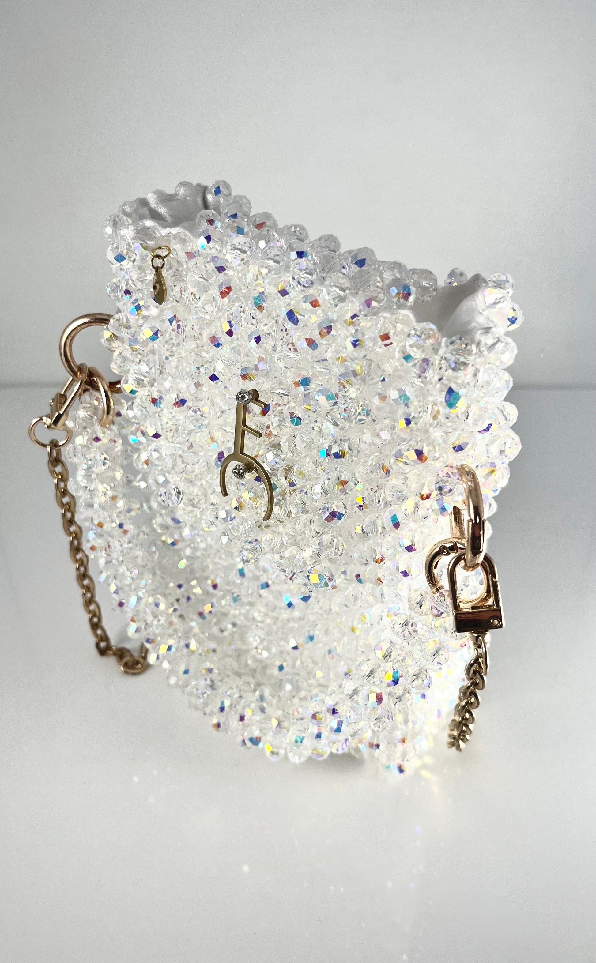 Pochette de téléphone en perles de cristal diamantées finition dorée avec doublure vue de haut - Eleonore Croce