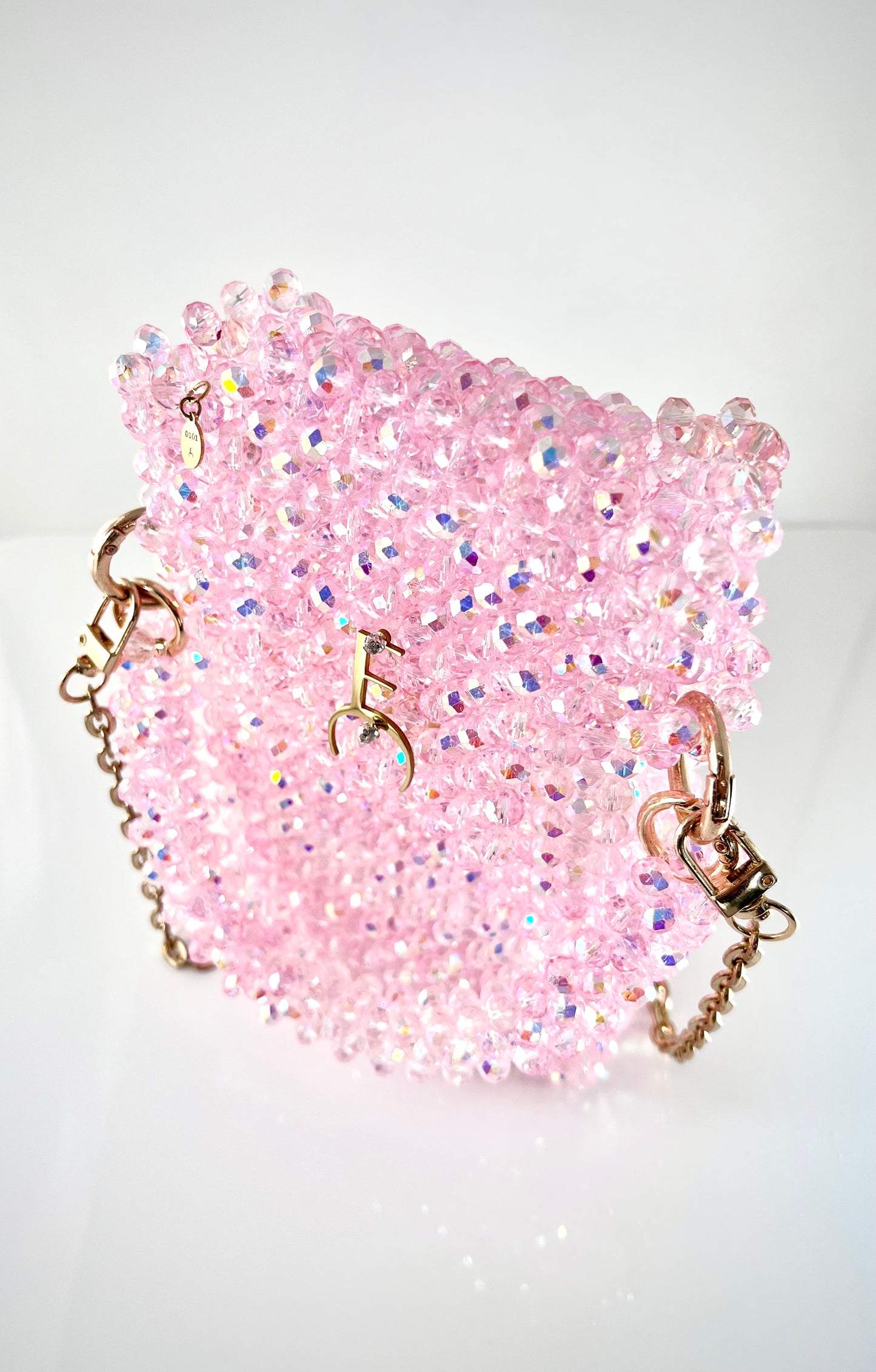 Pochette de téléphone en perles de cristal rose finition dorée sans doublure vue de profil - Eleonore Croce