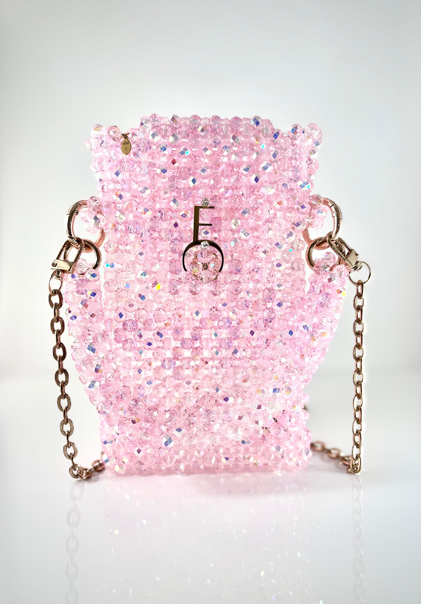 Pochette de téléphone en perles de cristal rose finition dorée sans doublure vue de face - Eleonore Croce