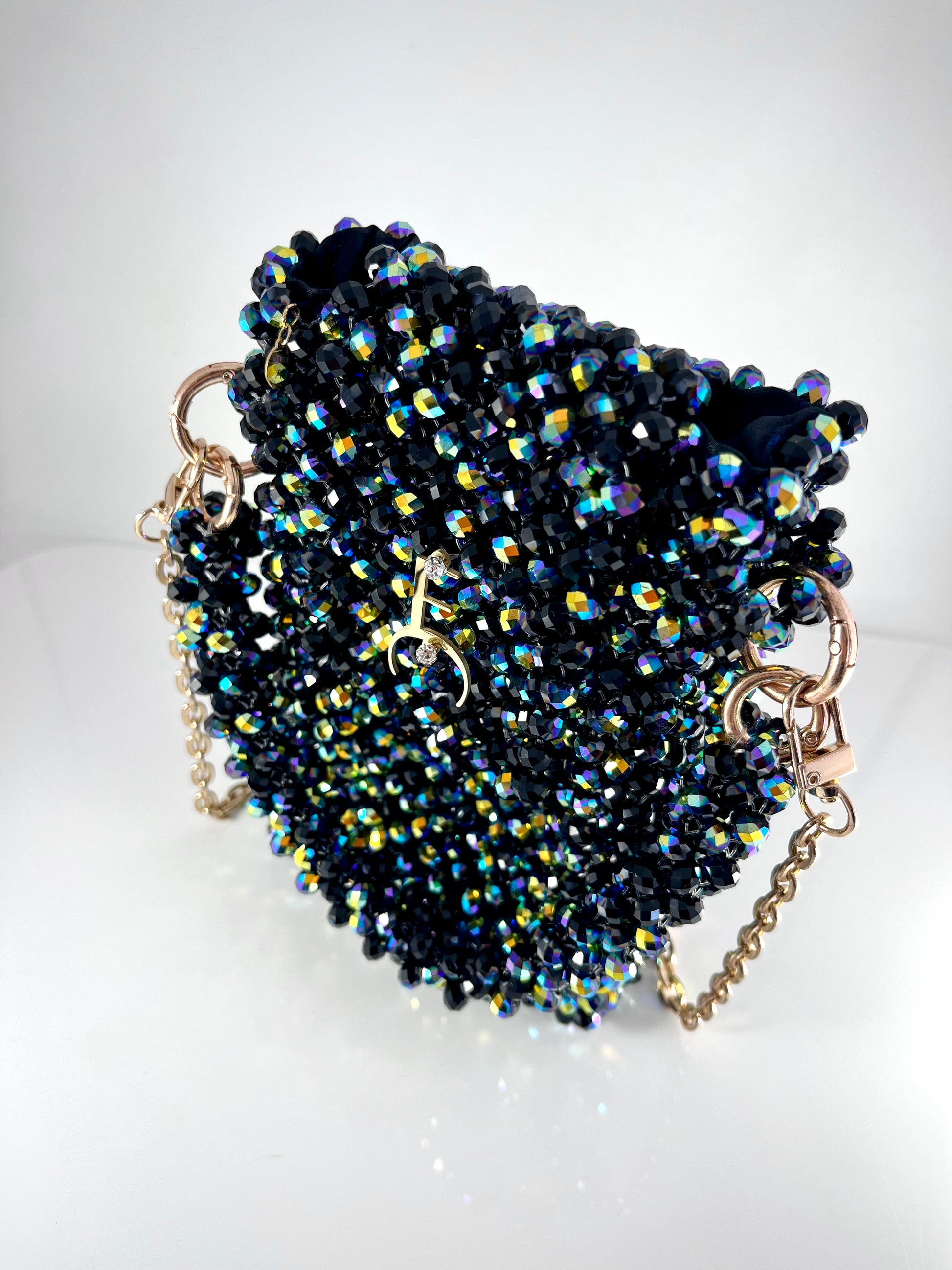 Pochette de téléphone en perles de cristal noires finition dorée avec doublure vue de haut - Eleonore Croce